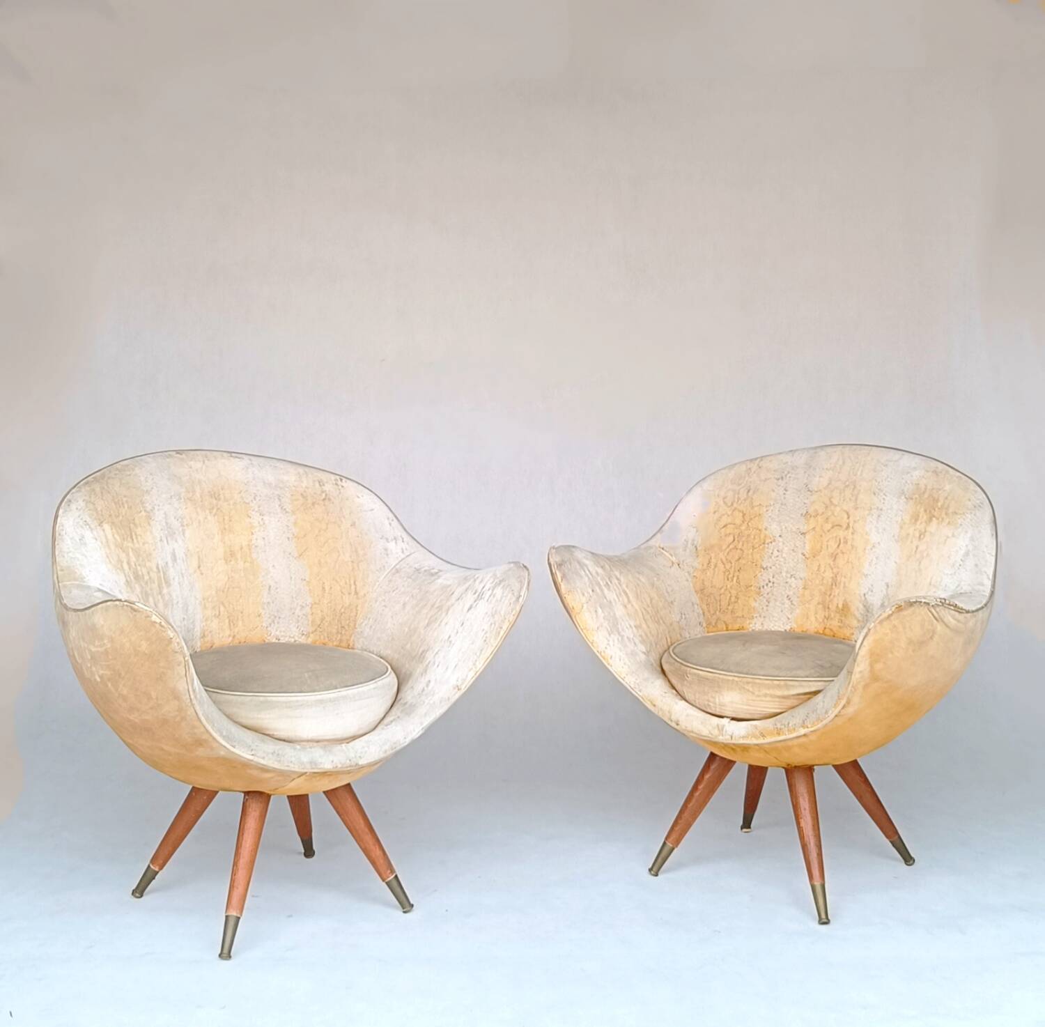 2  Egg Armchairs and sofa by Paged 50s