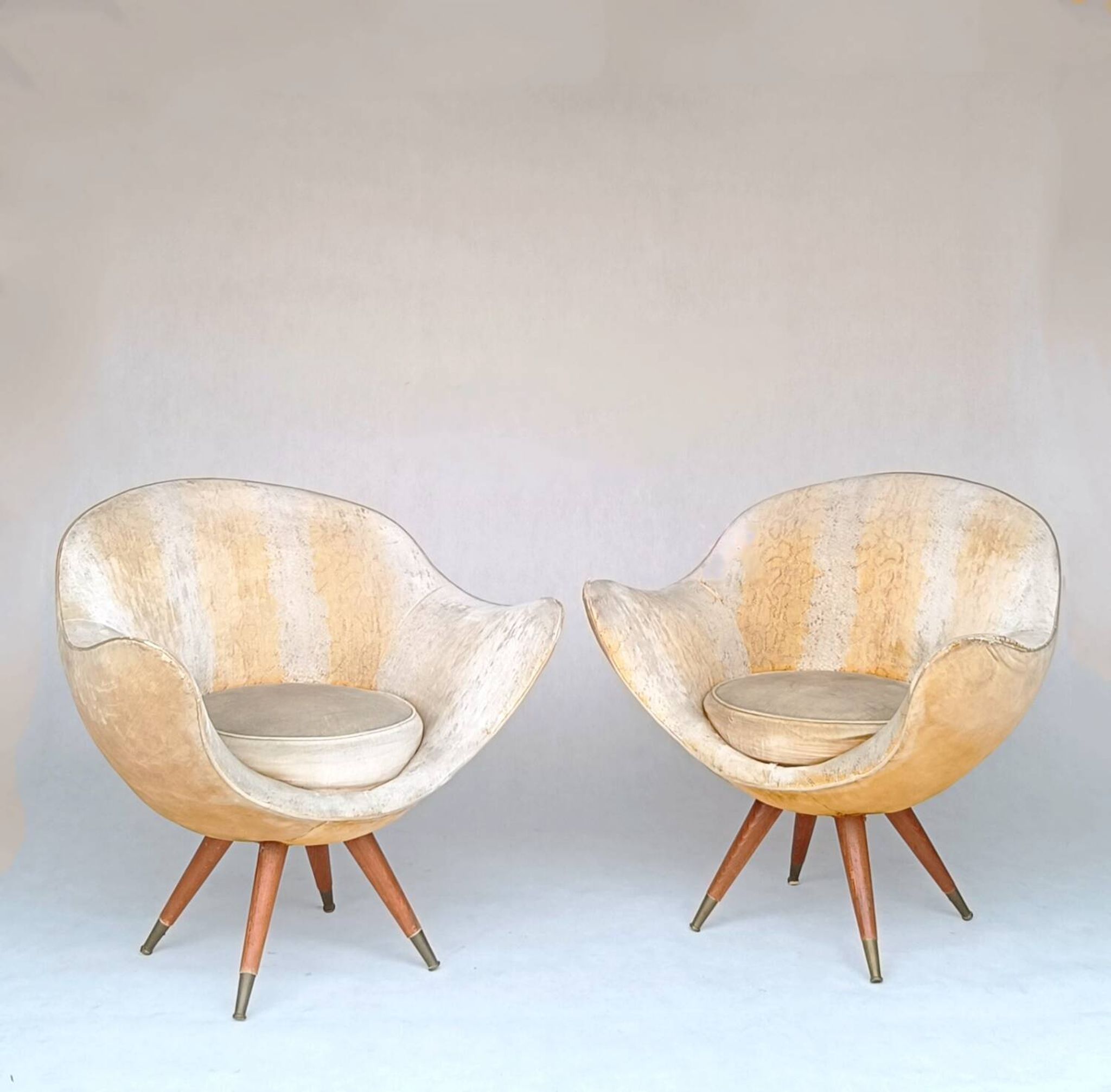 2 fauteuils œuf et canapé par Paged des années 50
