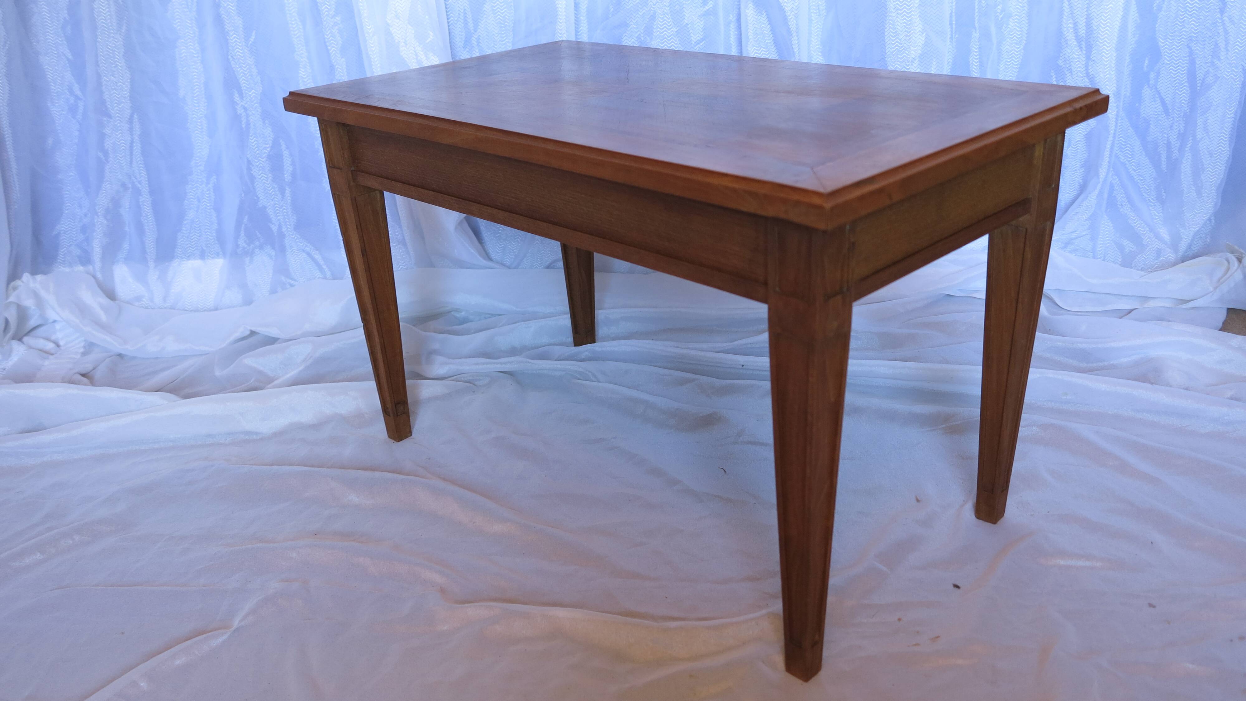 table basse de style Louis XVI bois naturel