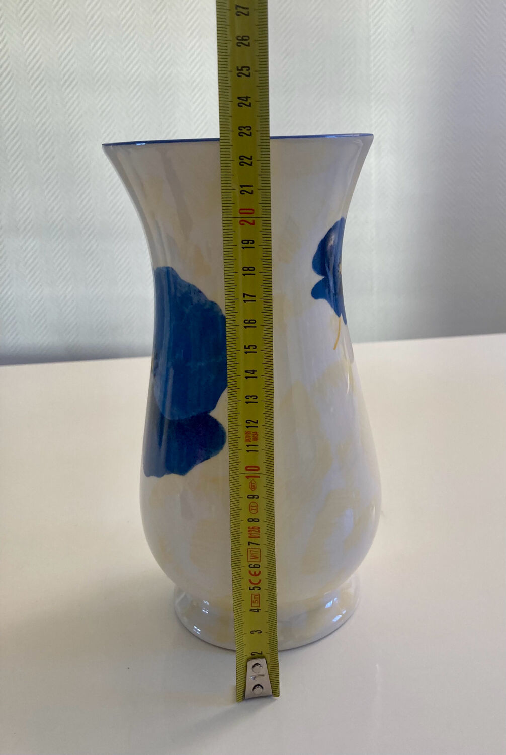 Lunéville earthenware vase from the "Blue Anemone" collection.