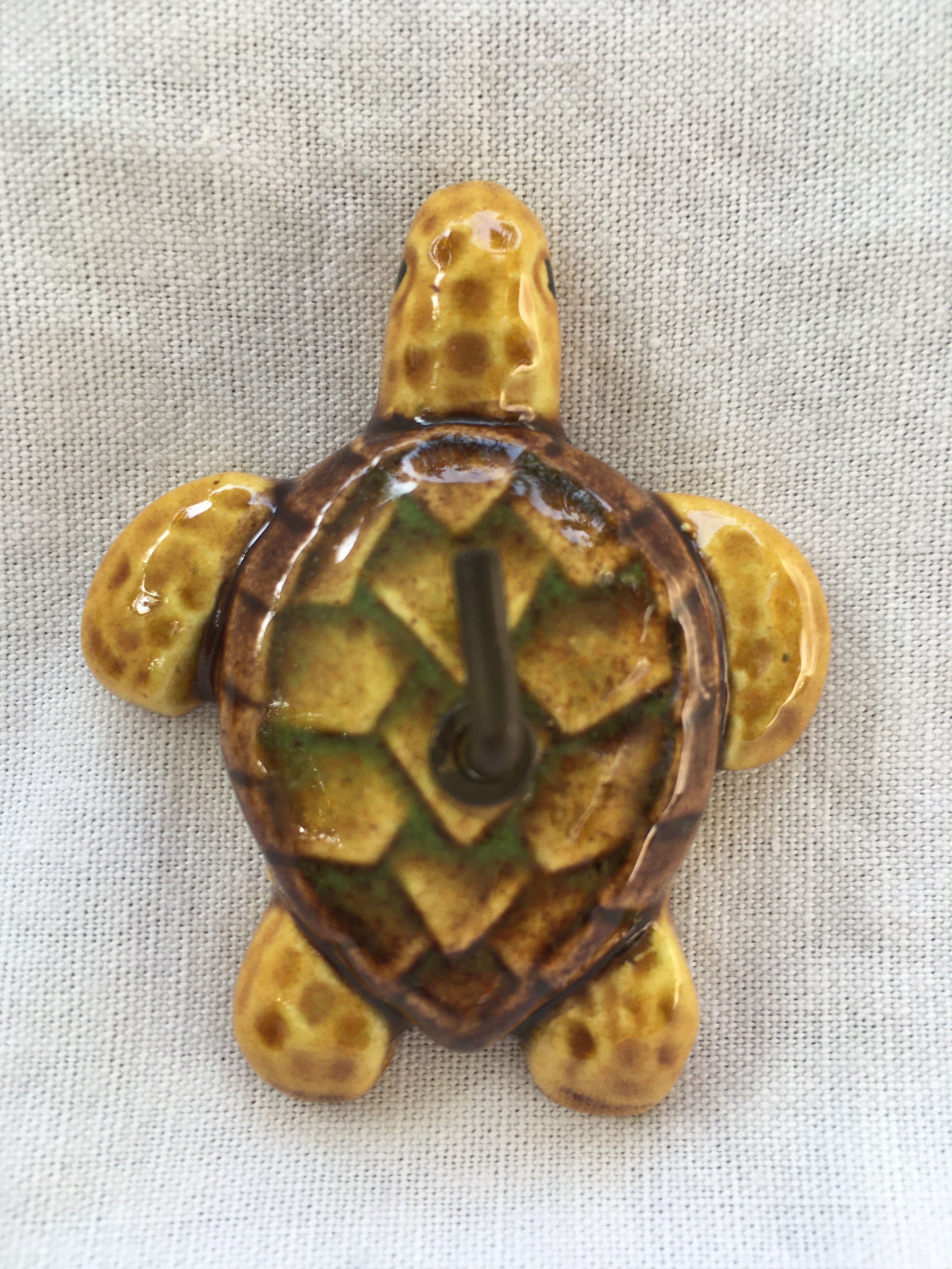 Lot of slurry hooks in the shape of plants and animals