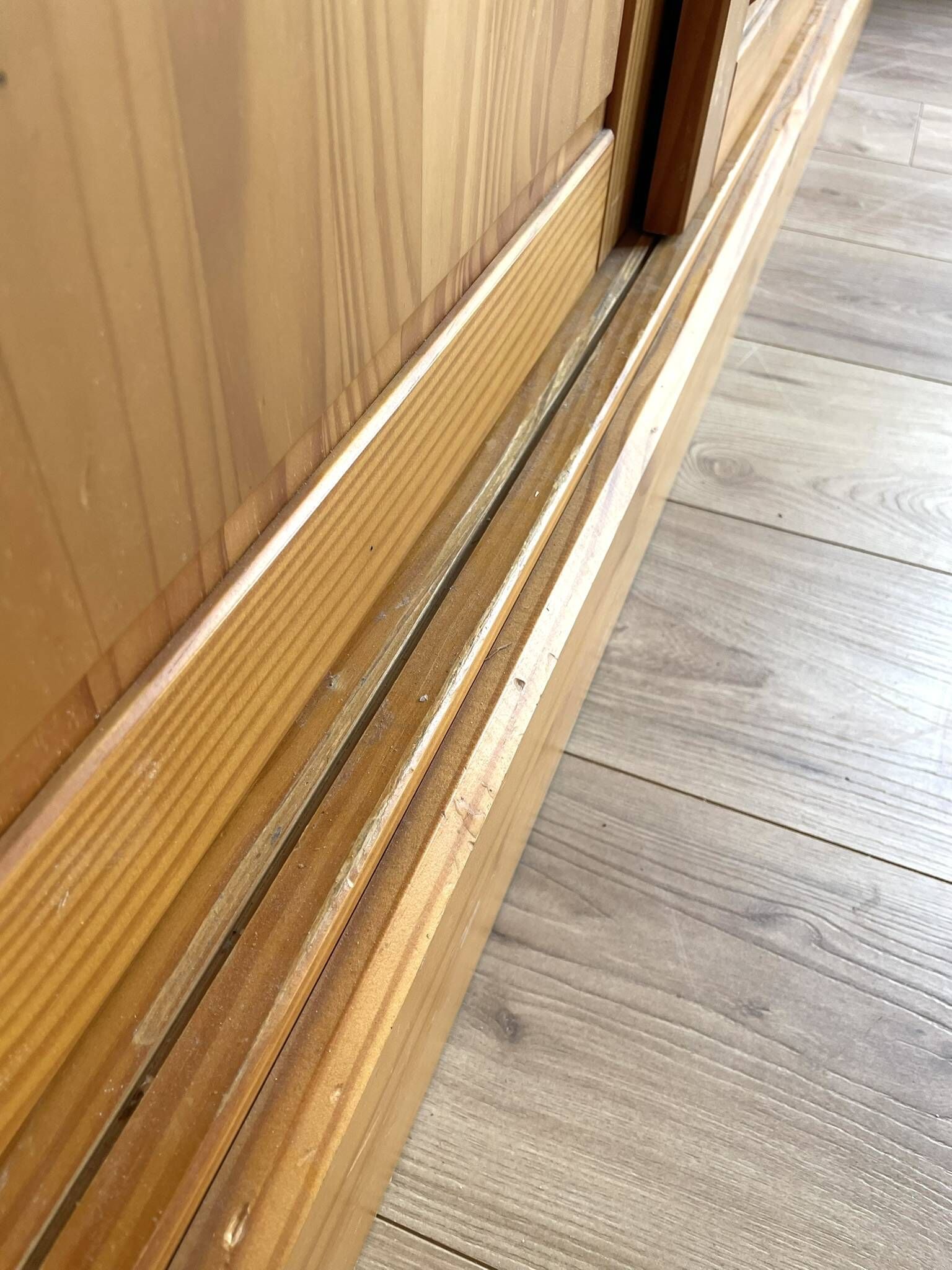 Large vintage display cabinet in solid pine with sliding doors, Country style.