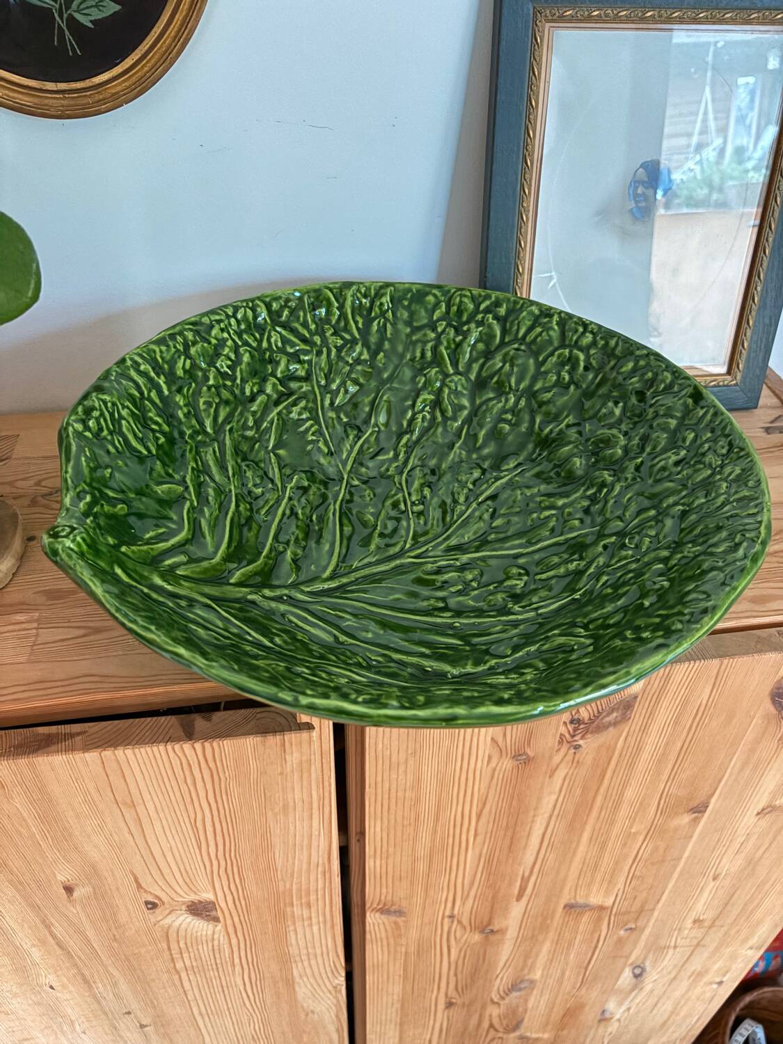 Grand plat / saladier en faïence barbotine émaillée – forme feuille