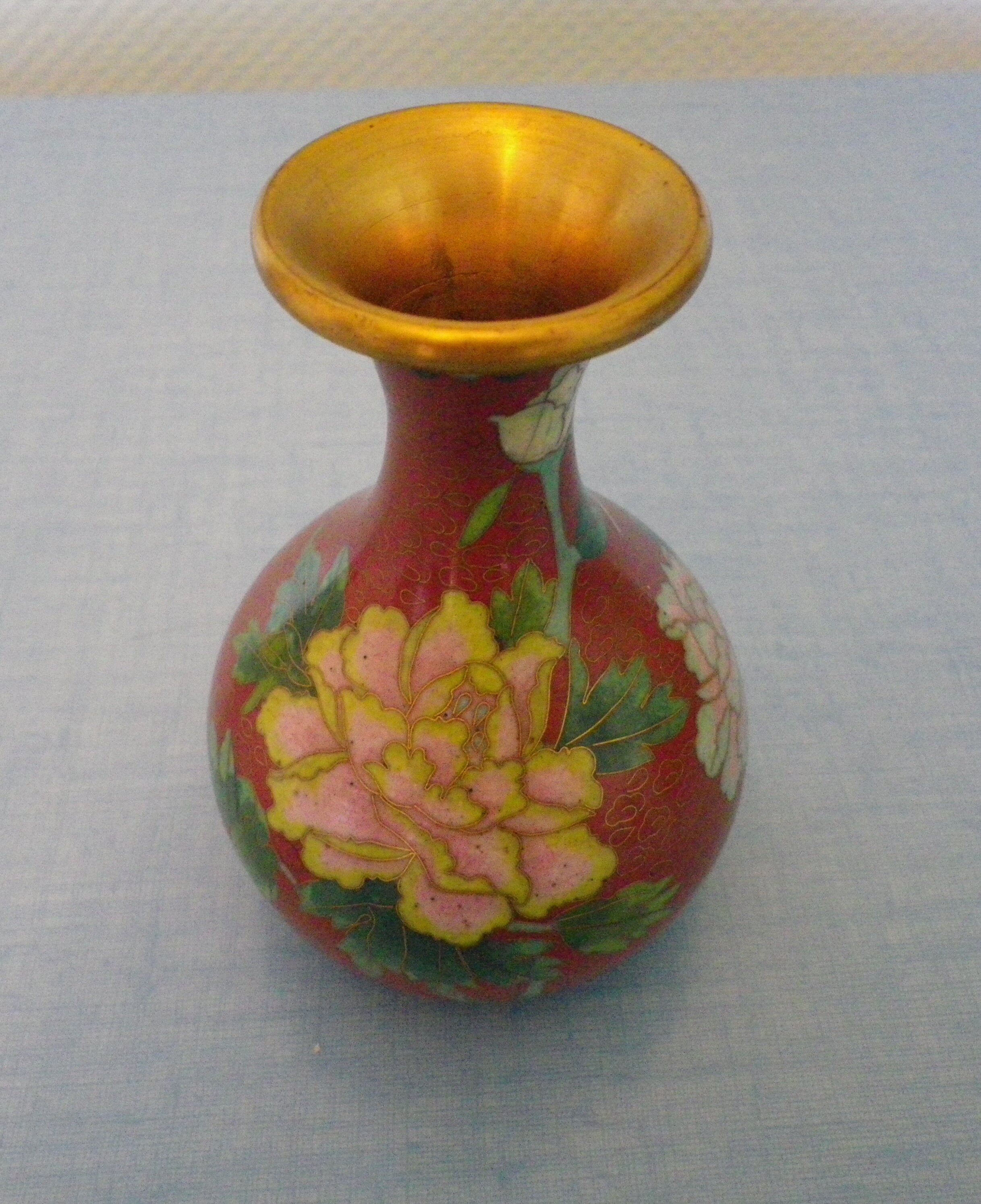 Vase en laiton gravé, décor floral et papillon