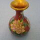Vase en laiton gravé, décor floral et papillon