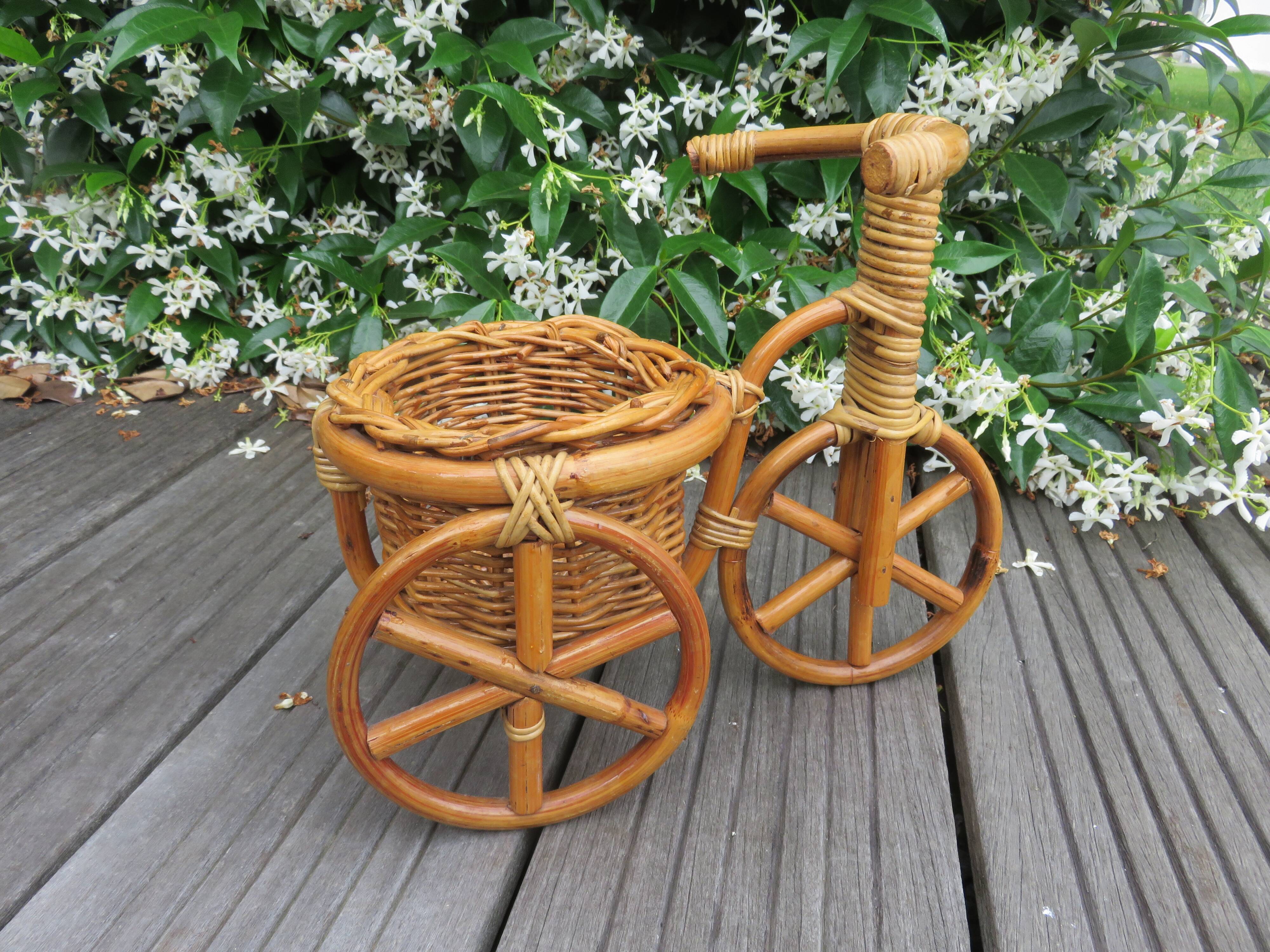 Cache pot en rotin et bambou tricycle vélo années 60 70