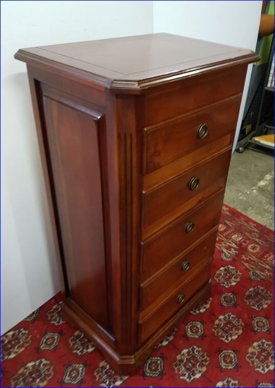 Chest of drawers in cherry