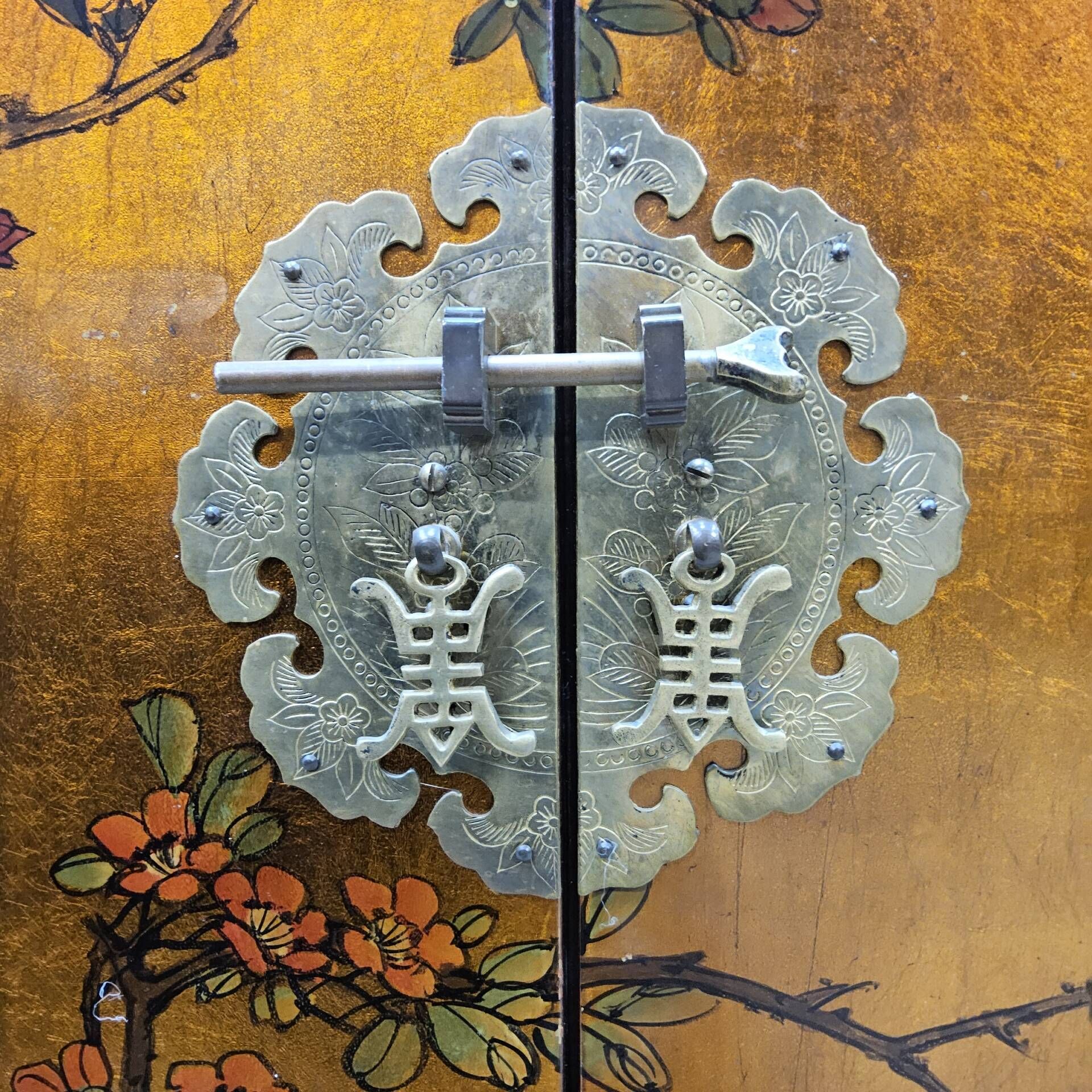 Cabinet chinois vintage avec feuille d'or, fleurs et oiseaux / bohème