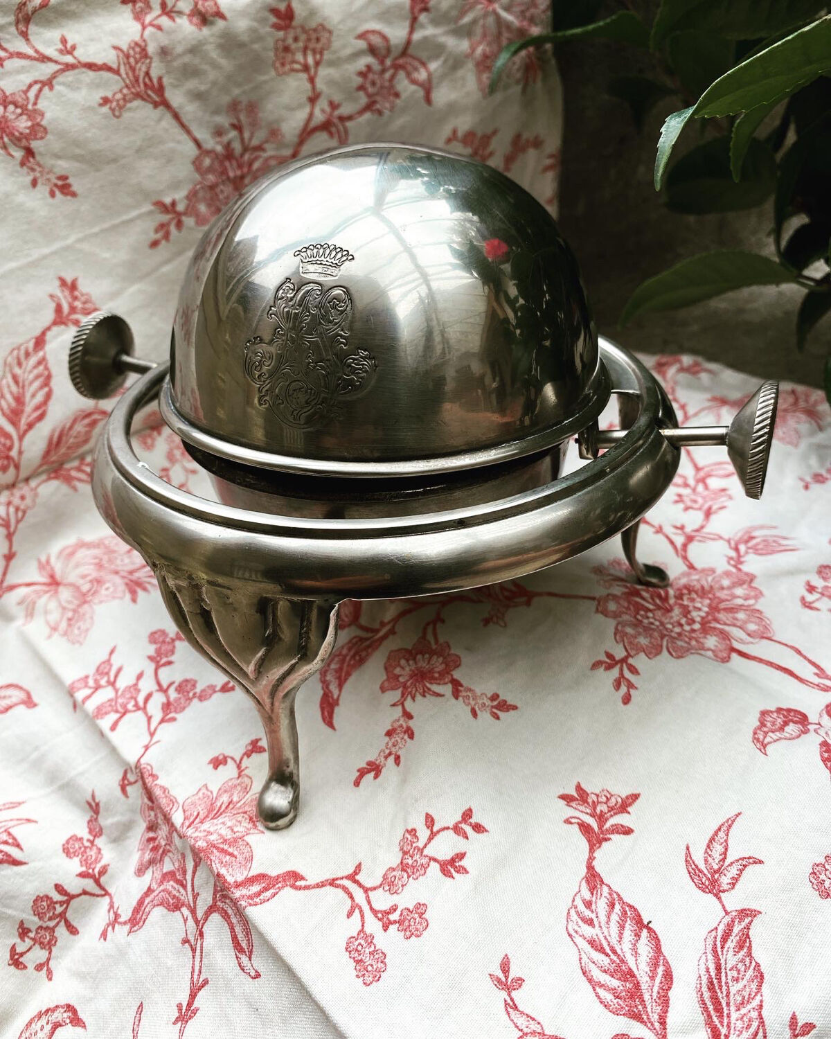 Antique silver sweetener with rolling lid