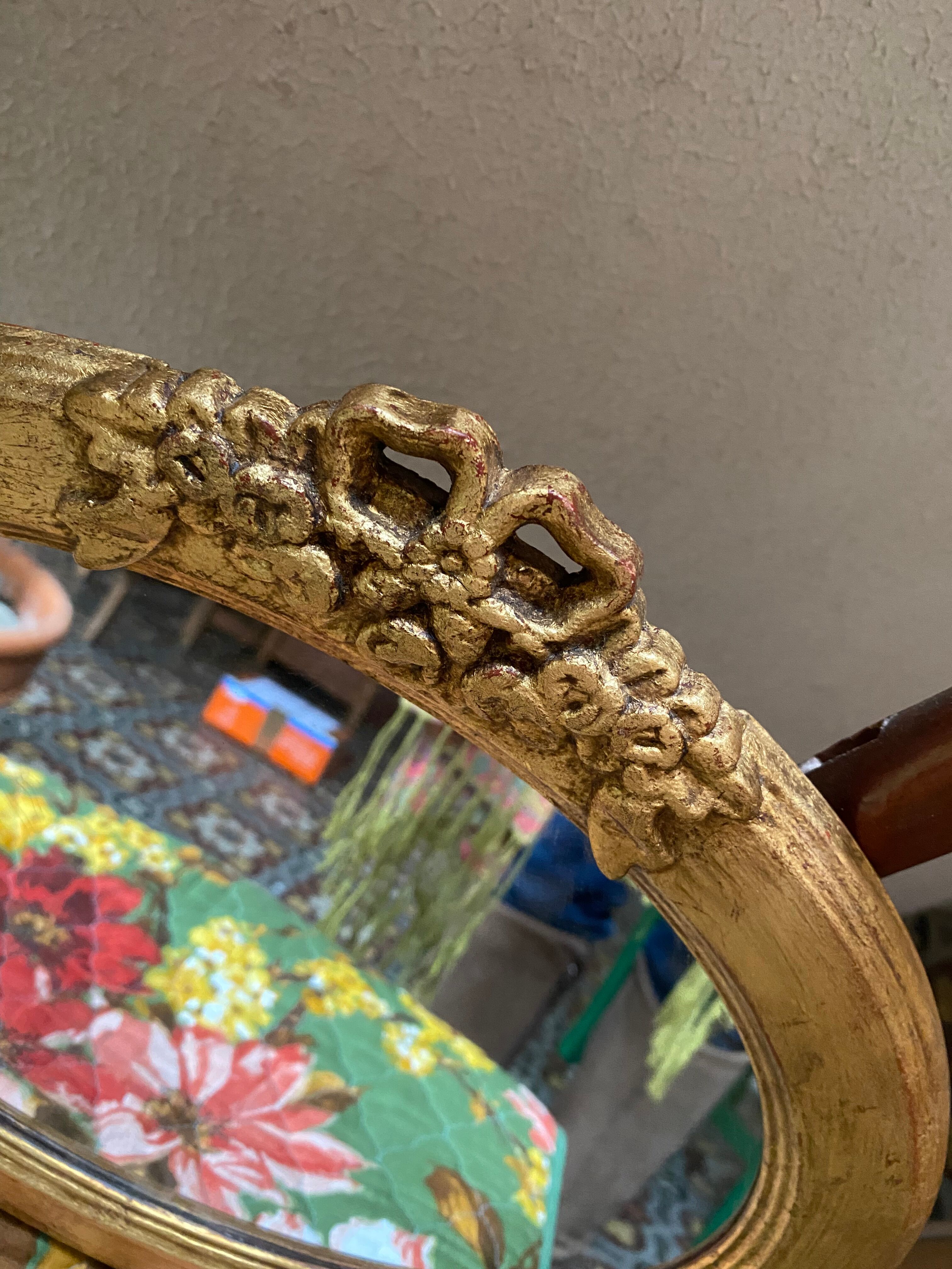 Oval mirror in gilded wood with knot, 32x37 cm