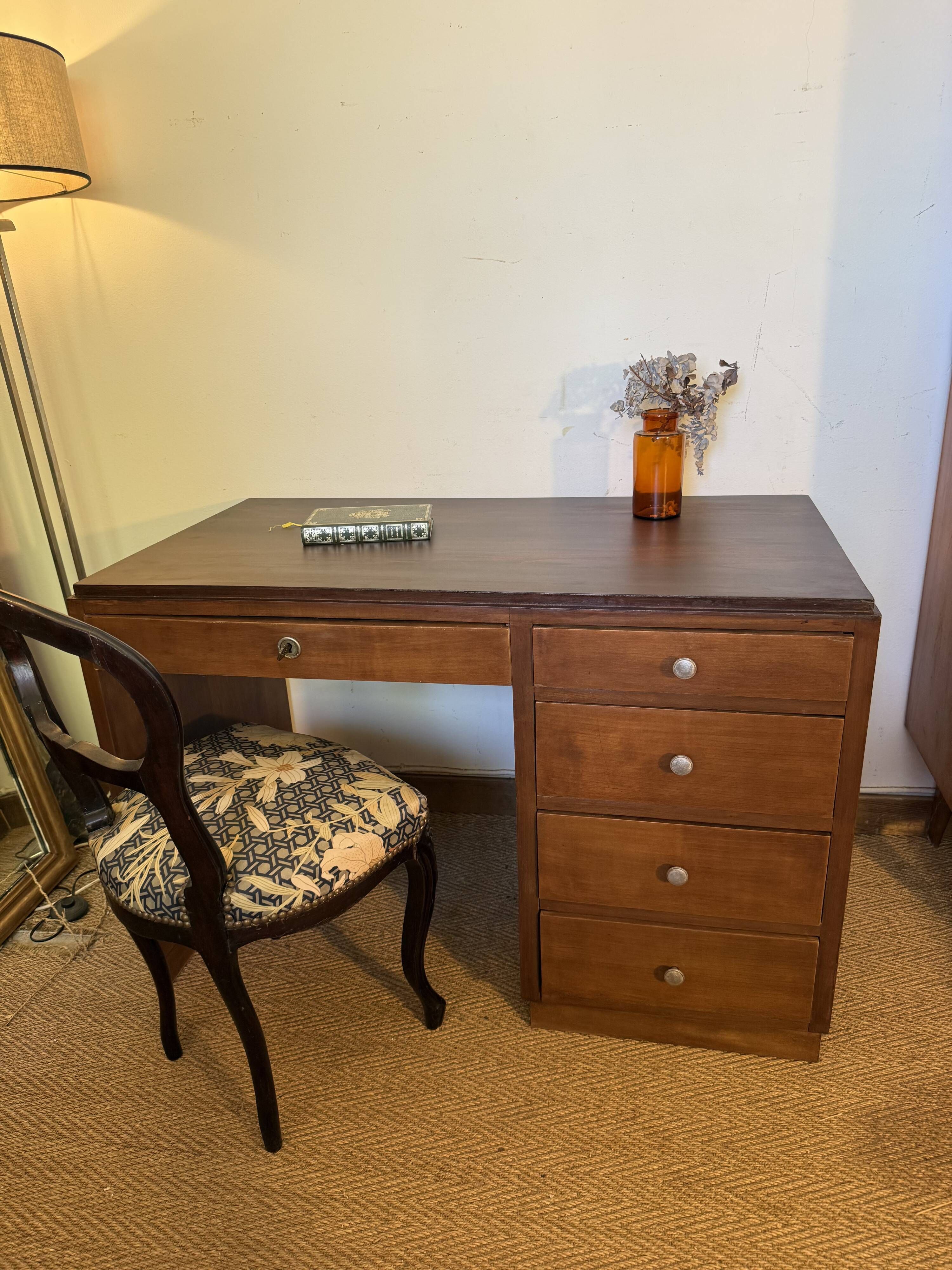 Art Deco desk in wood and walnut veneer.