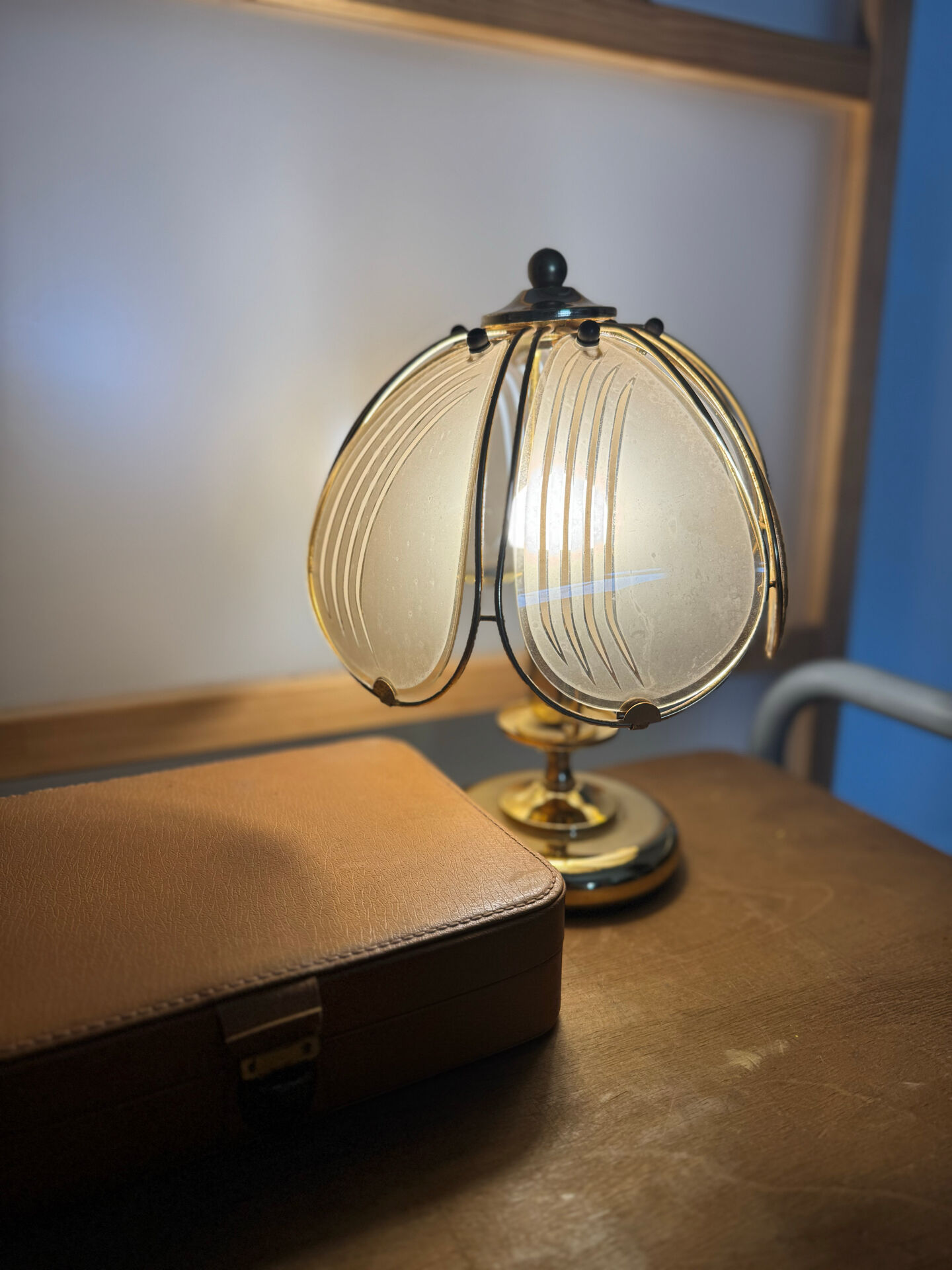 Vintage Hollywood Regency brass and smoked glass lotus table lamp – 19