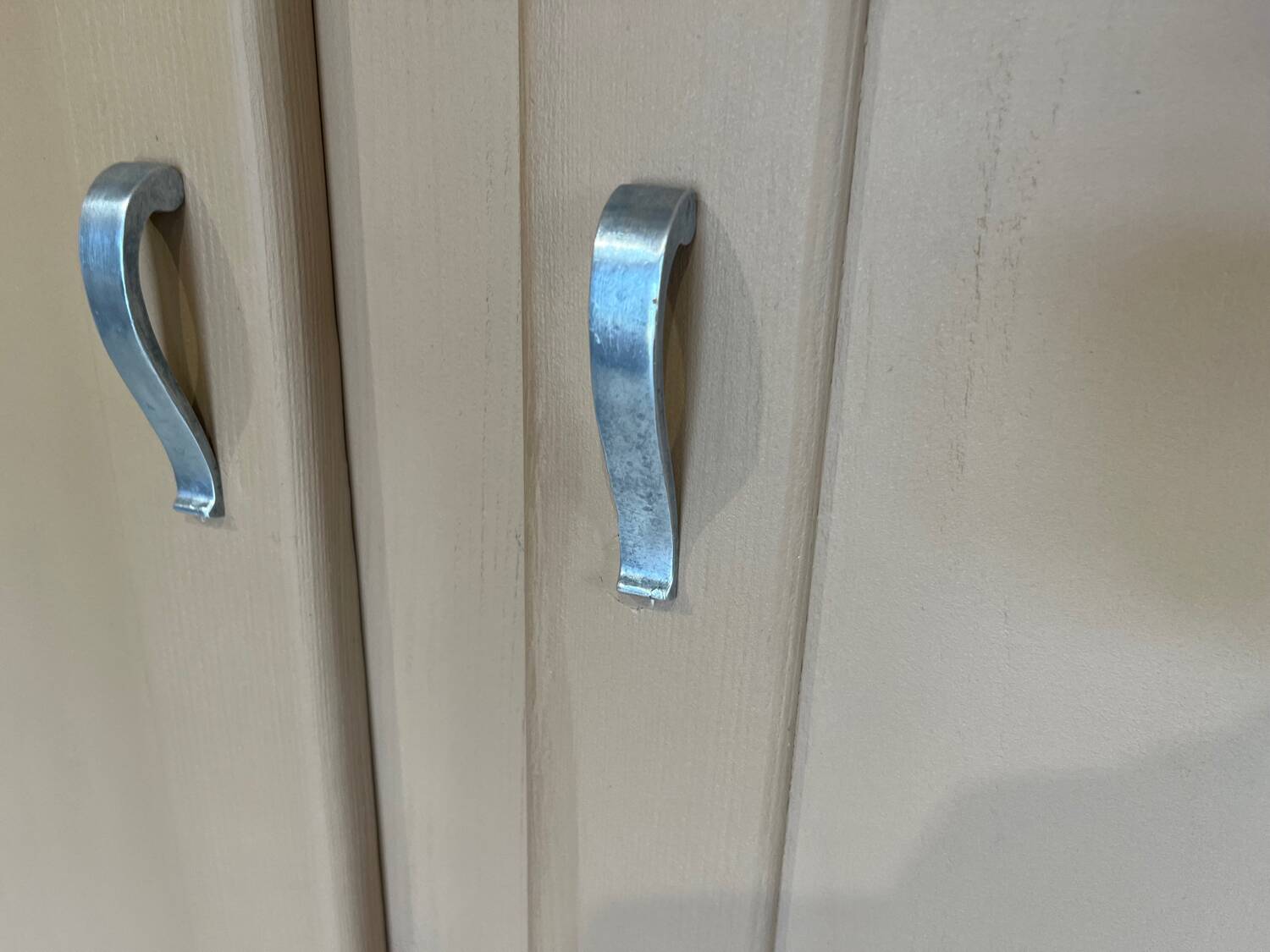 Parisian wardrobe with compass feet