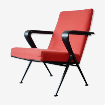 Model chair resting by Friso Kramer for Ahrend de Cirkel 1965