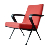 Model chair resting by Friso Kramer for Ahrend de Cirkel 1965
