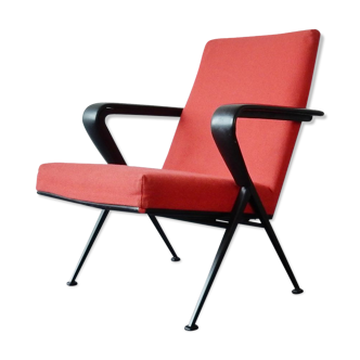 Model chair resting by Friso Kramer for Ahrend de Cirkel 1965