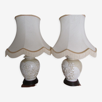 Paire de lampes en porcelaine émaillée en relief, motif asiatique