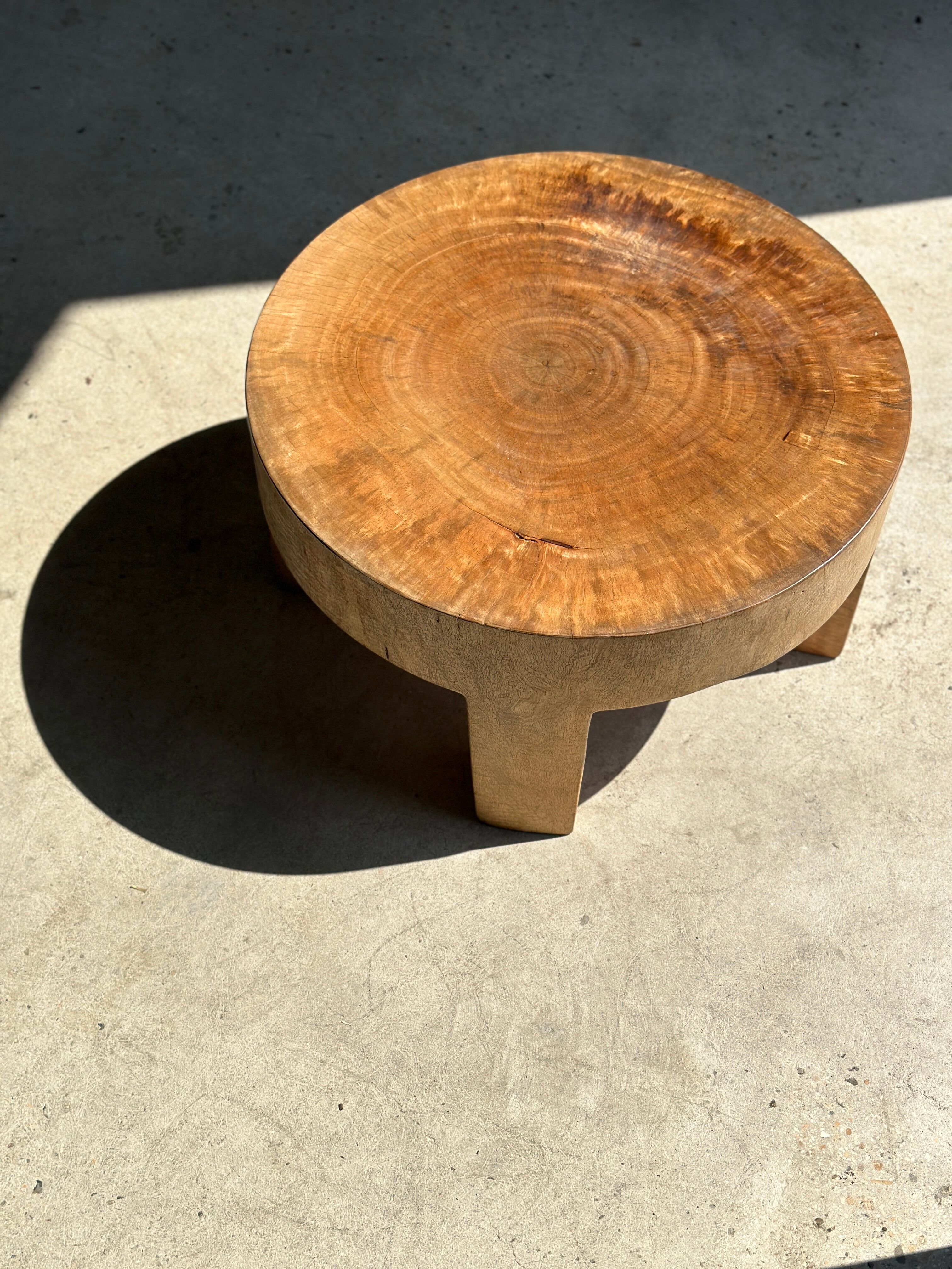 Quadripod coffee table in solid wood monoxyl natural color (dark)