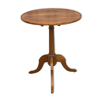 Tripod pedestal table