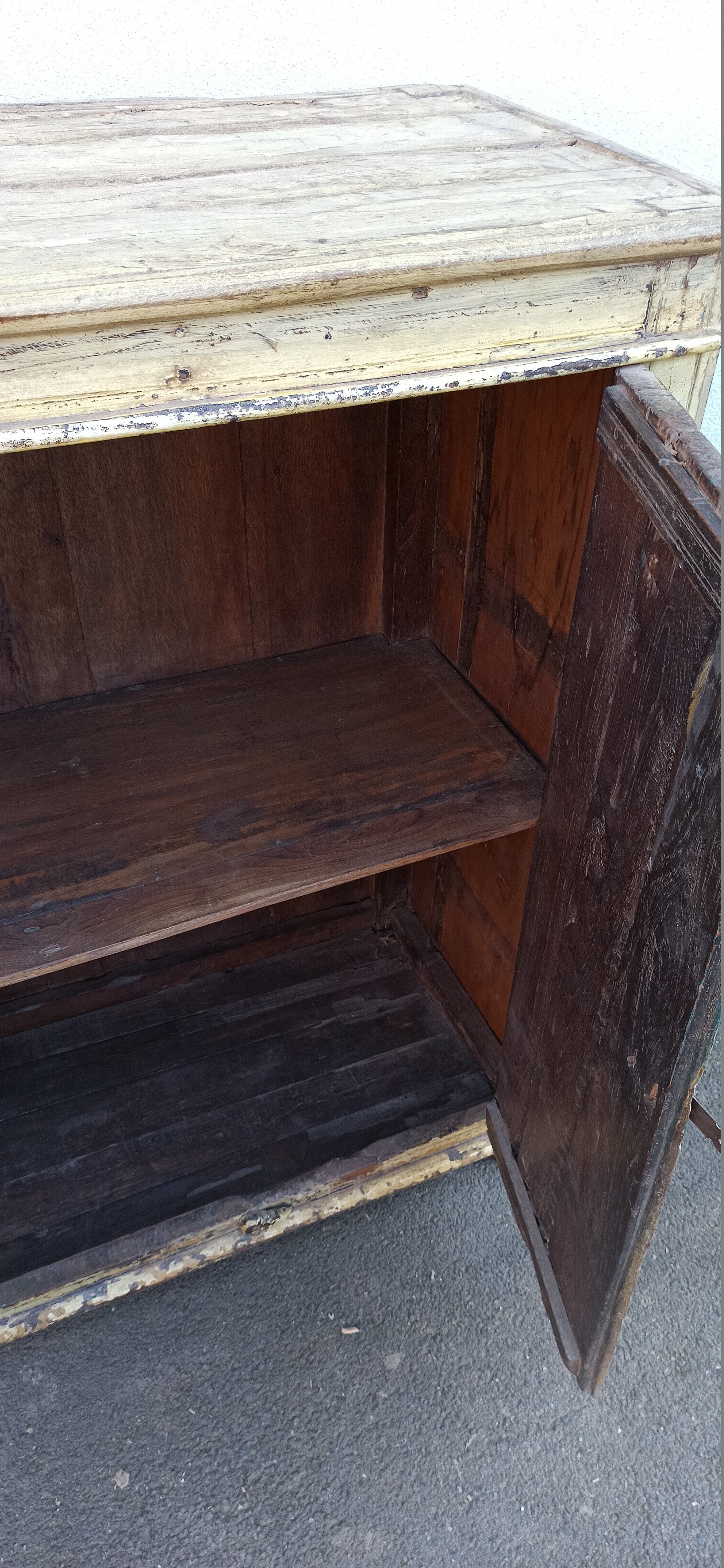 Armoire ancienne et profonde en bois