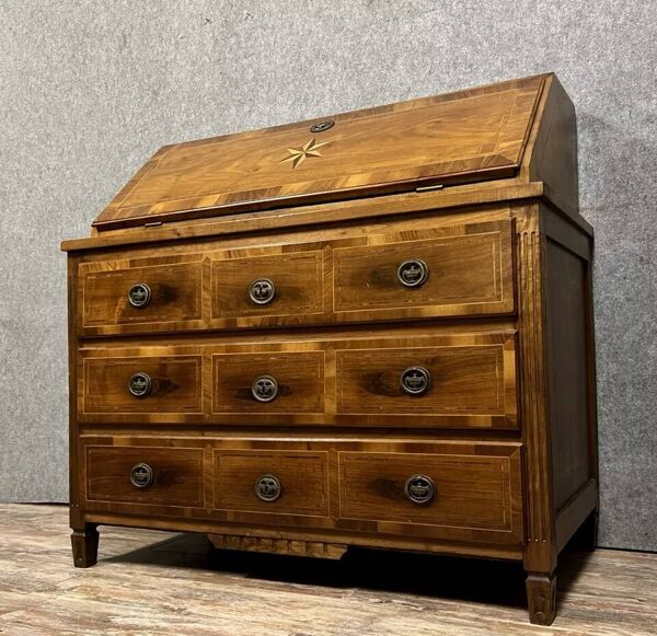 Commode scribanne époque Louis XVI en ronce de noyer à décor marqueté