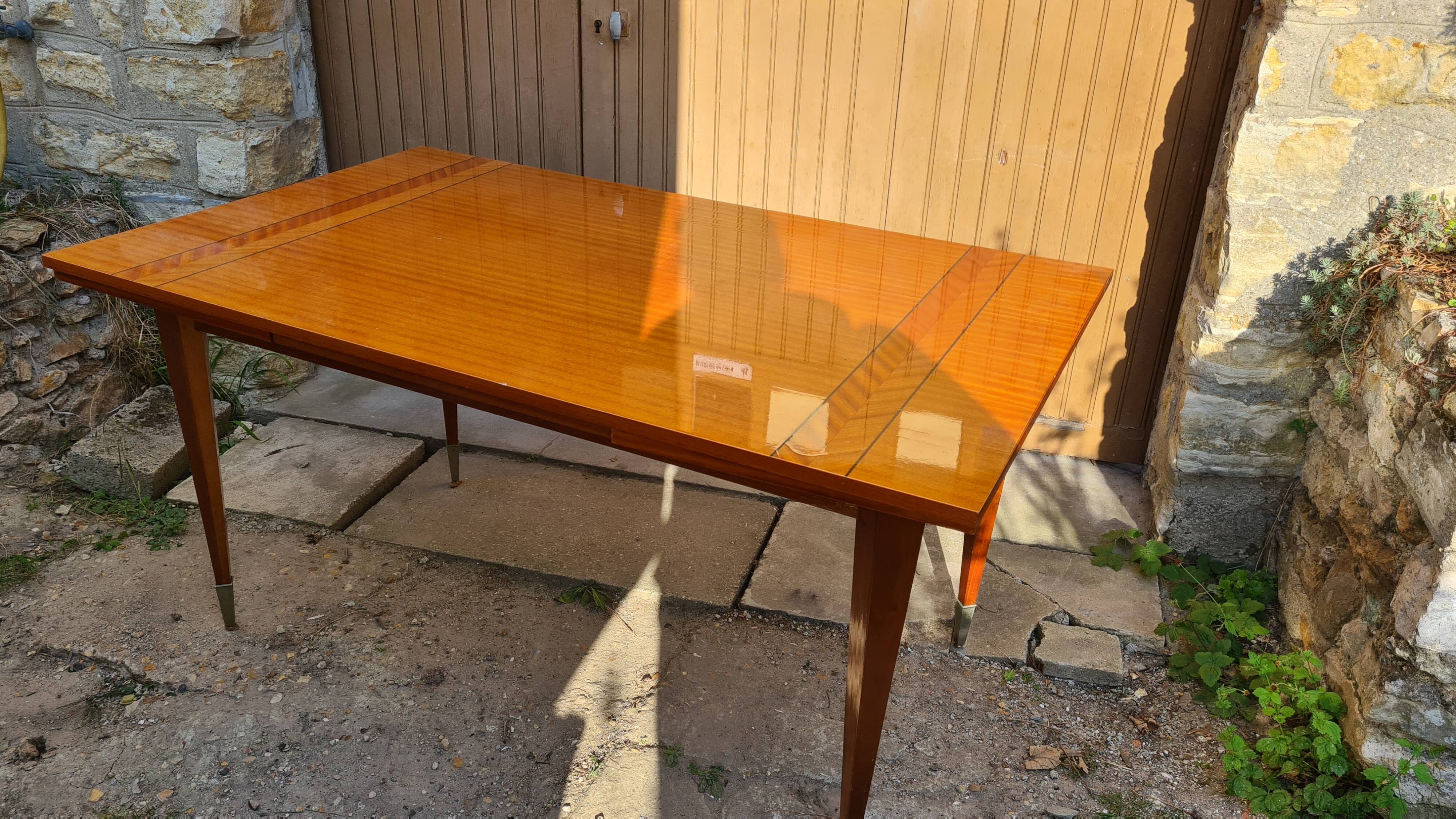 Table avec belle marqueterie