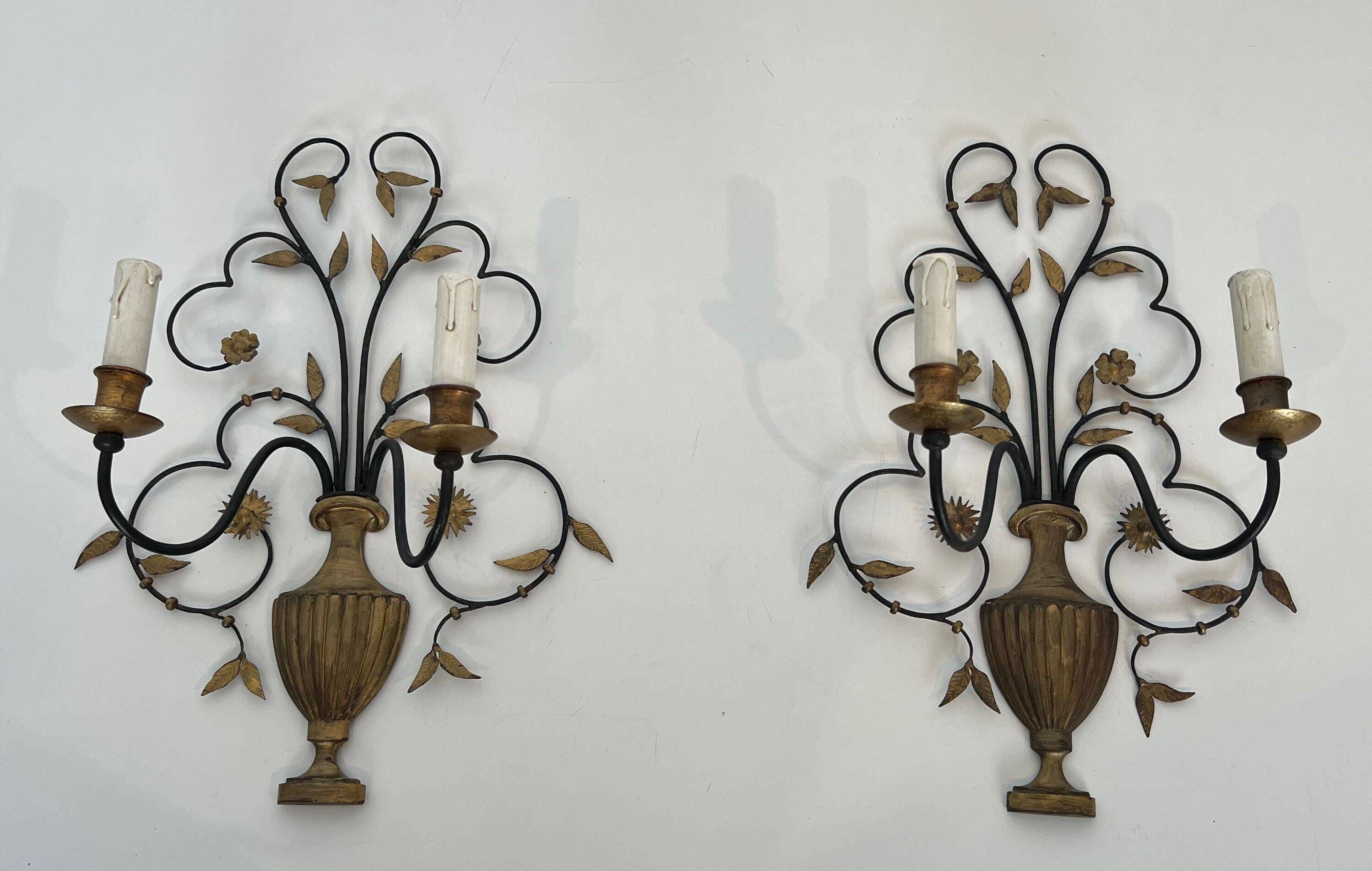 Paire d'appliques en fer forgé et doré représentant un bouquet de fleurs