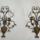 Paire d'appliques en fer forgé et doré représentant un bouquet de fleurs