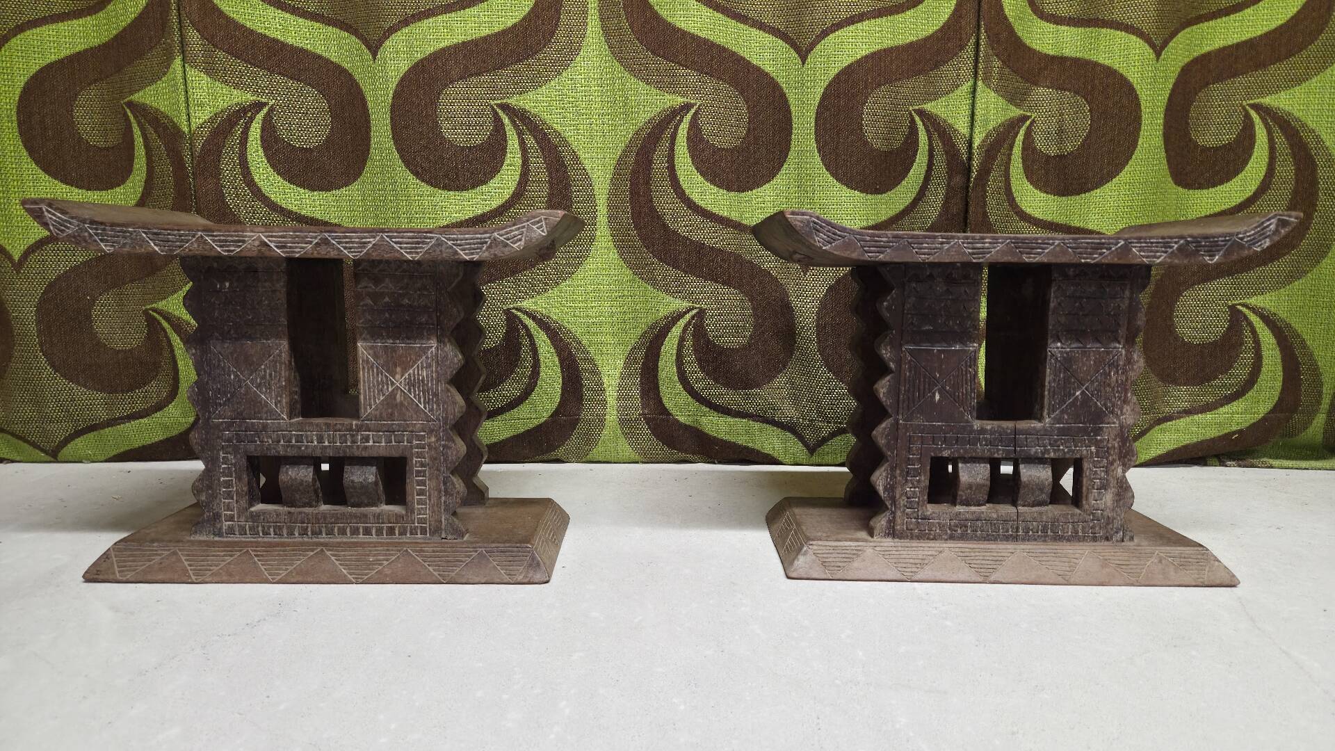 Paire de tabourets africains en bois sculpté  art tribal