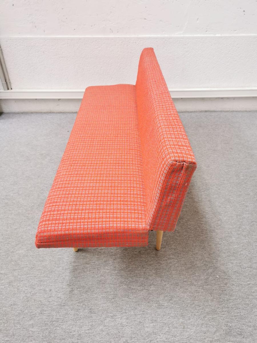 Day bed red fabric