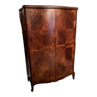 Armoire bombée à décor marqueté de style Louis XV