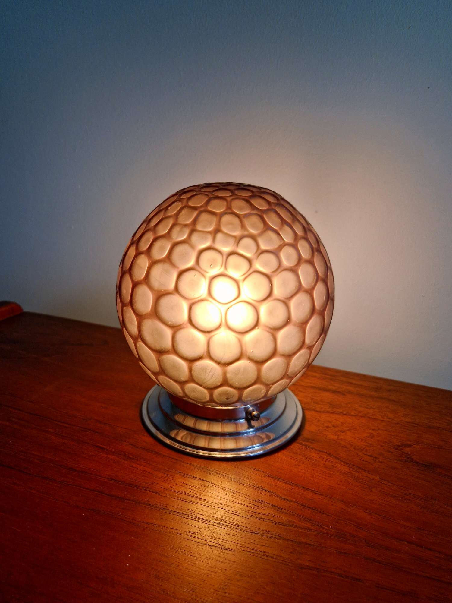 Plafonnier art déco en verre satiné alvéolé couleur aubergine, 1930