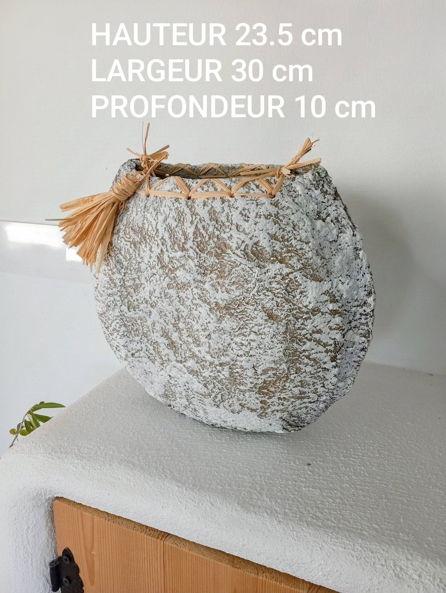 Vase sculptural effet pierre. Wabi-sabi. Bohème