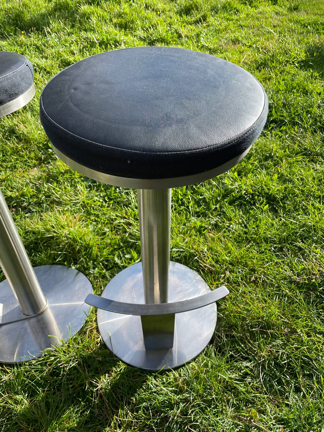 Tabourets de bar en inox et cuir noir