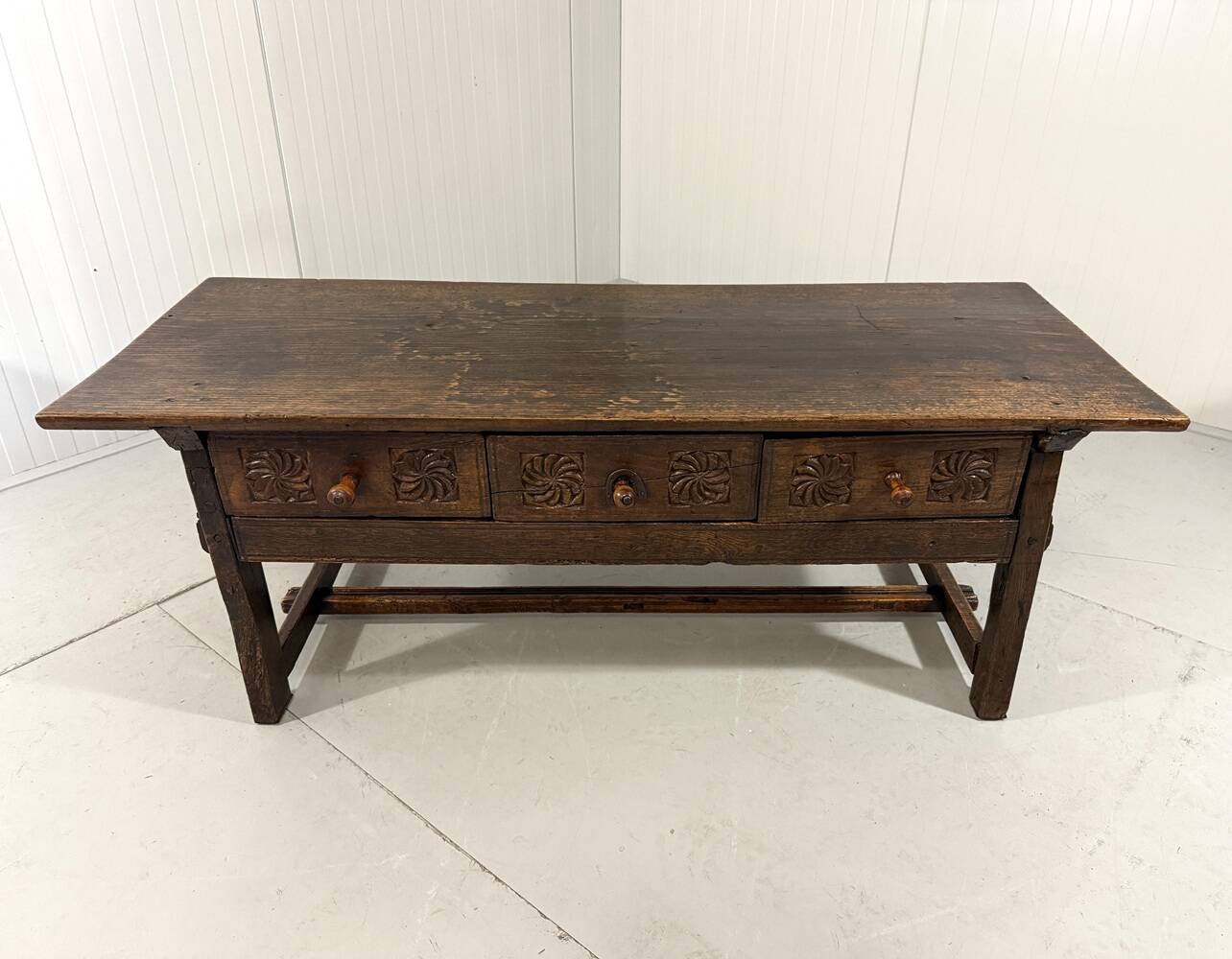 Table basse espagnole antique brutaliste