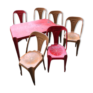 chaises et table de salle
