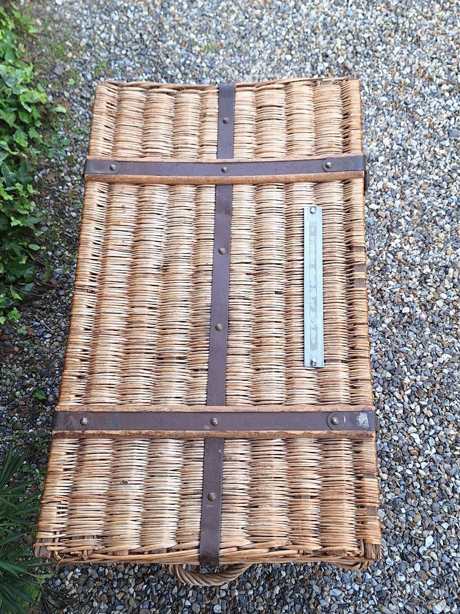 Malle, coffre en osier tressé