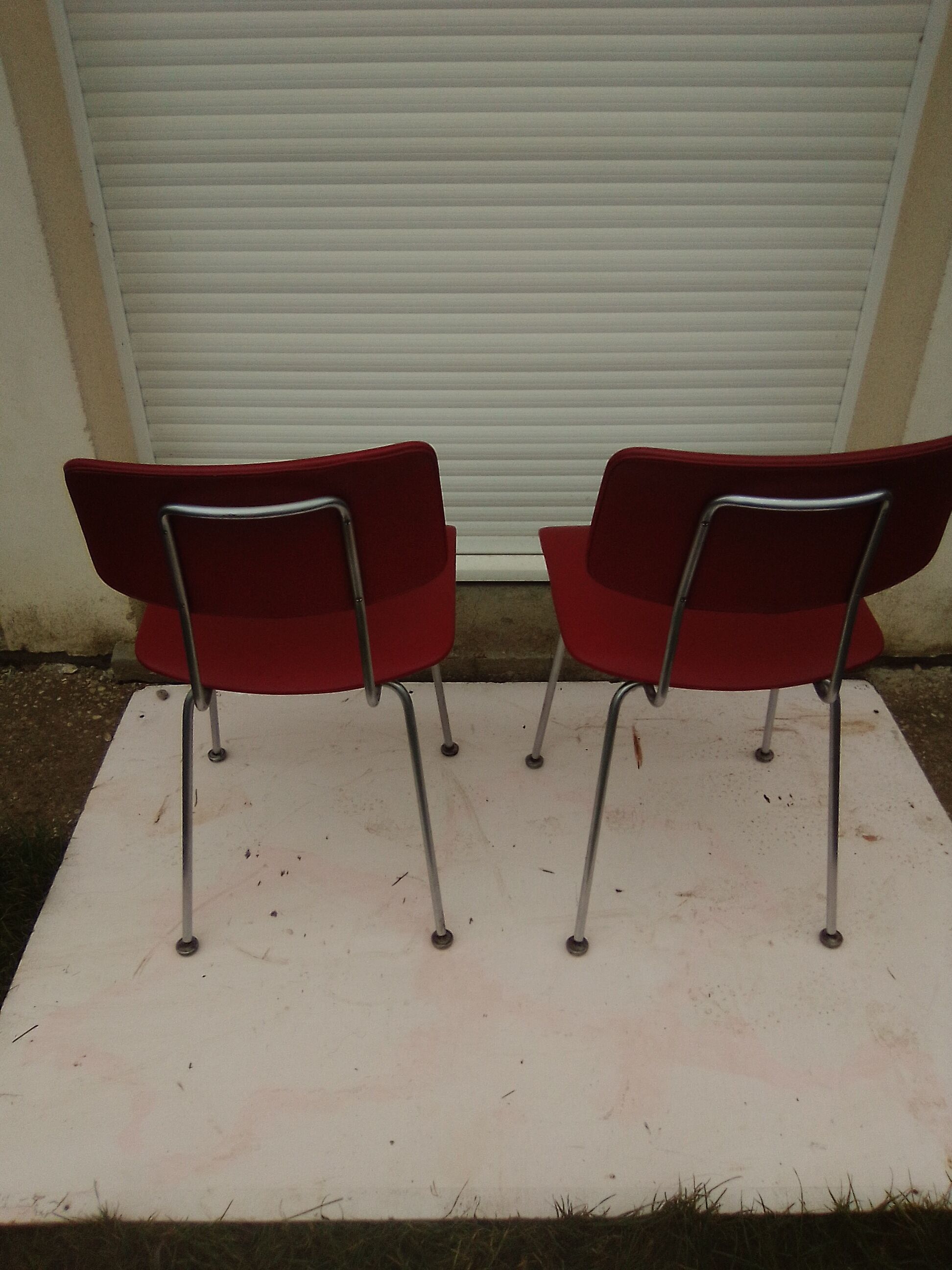 2 chairs in red skaï metal struxture 70s