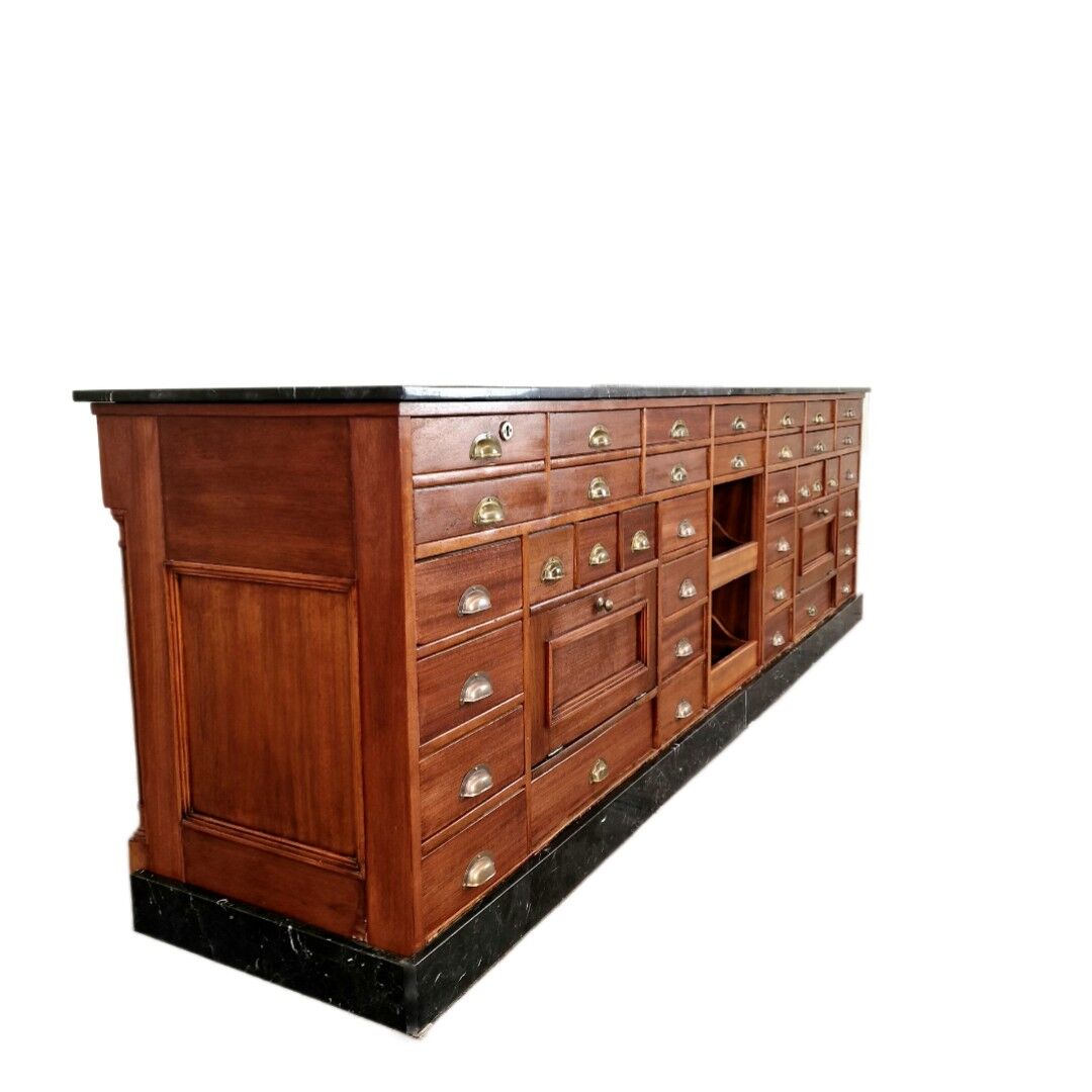 Grand comptoir d’apothicaire Art déco antique en acajou et comptoir de pharmacie en marbre noir, 1909