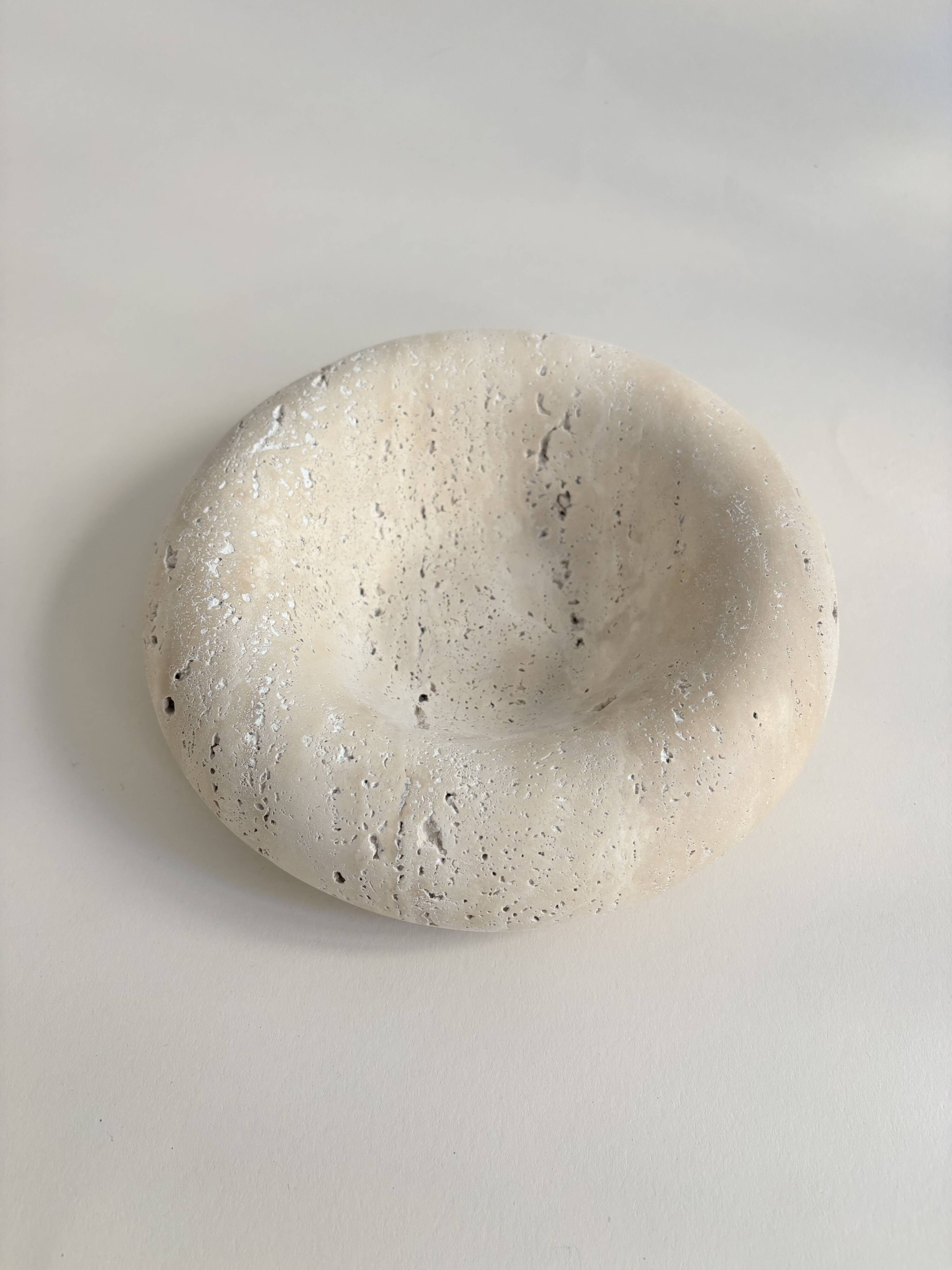 Travertine donut-shaped pocket emptier