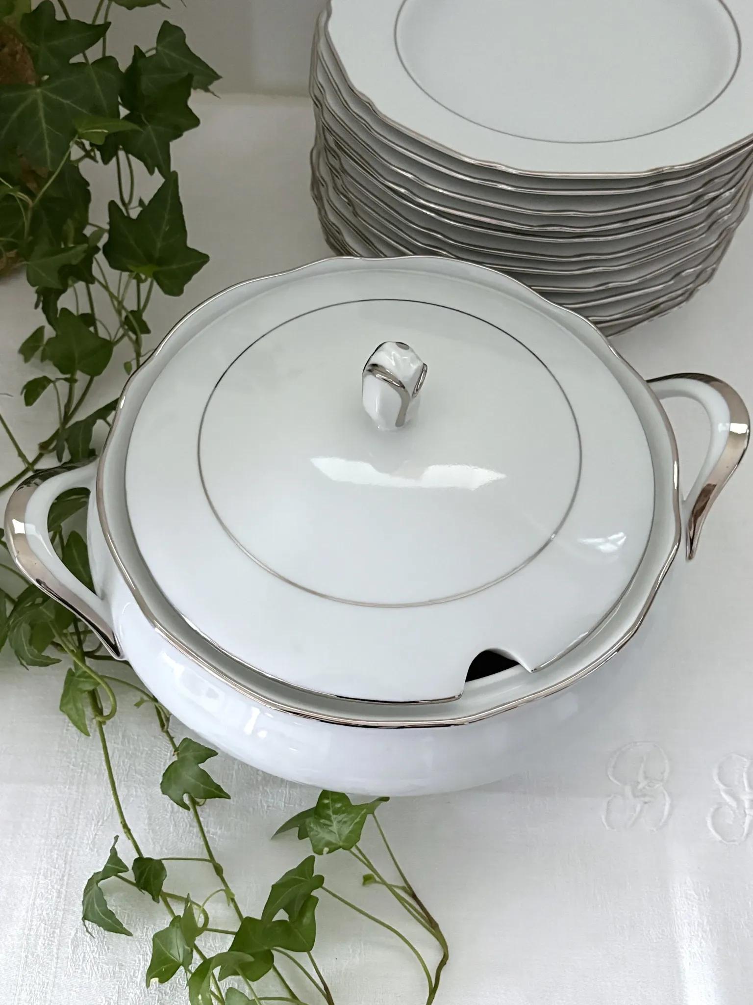 Soupière en porcelaine blanche