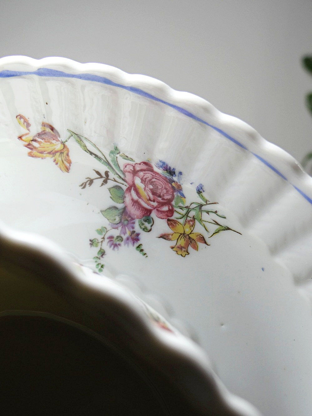 Bernardaud sauceboat Limoges porcelain with floral decoration from the 1920s to 1950s.