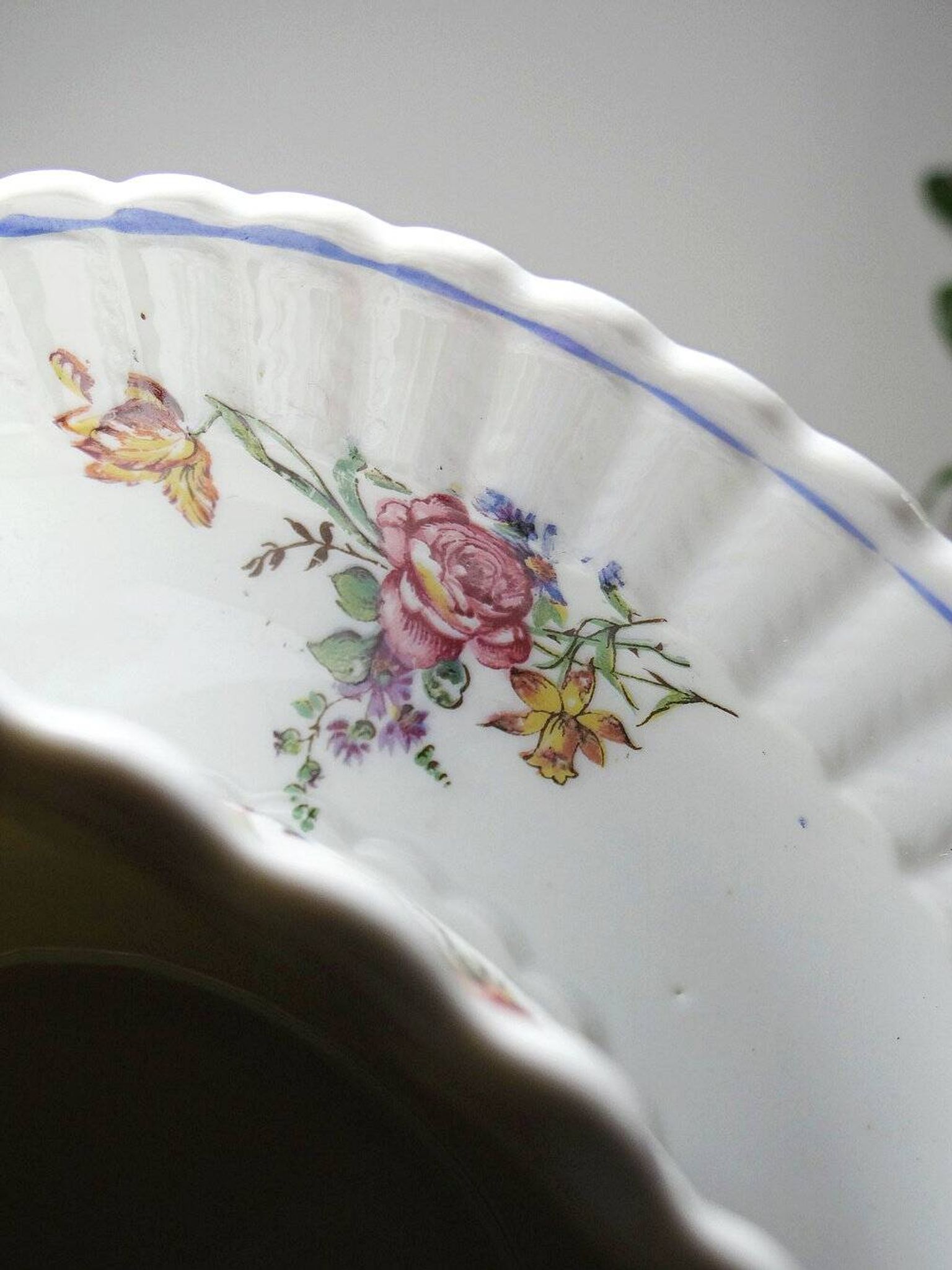 Bernardaud sauceboat Limoges porcelain with floral decoration from the 1920s to 1950s.
