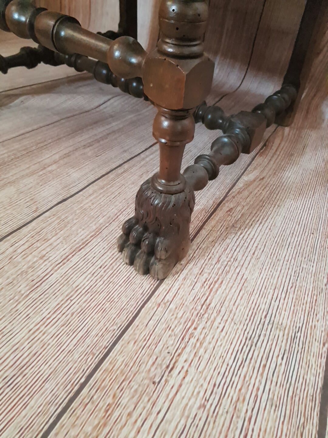 Lion-headed chair