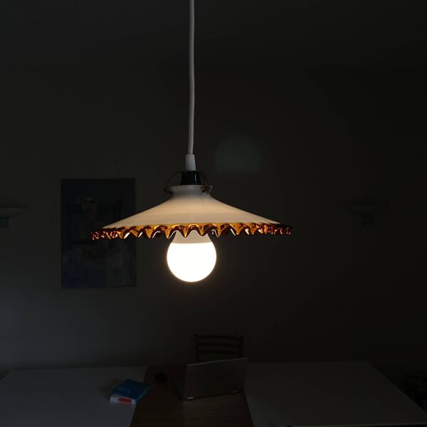 Ancienne suspension abat jour en verre opaline blanc et la bordure ondulée