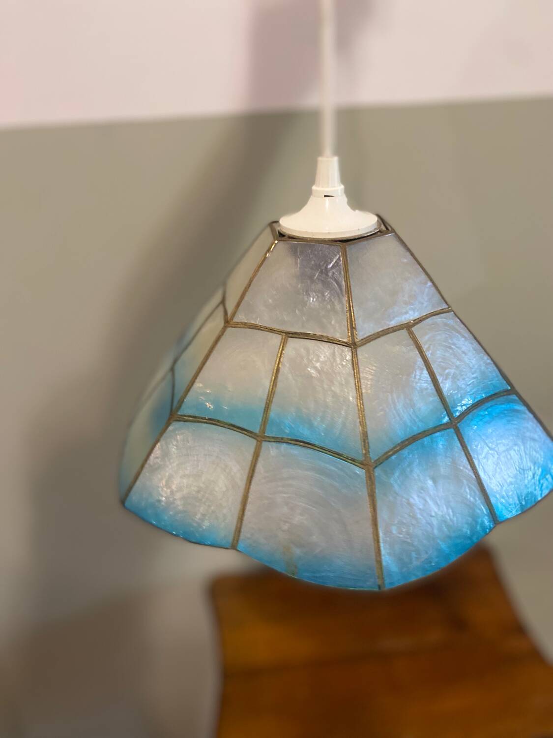 Blue mother-of-pearl suspension