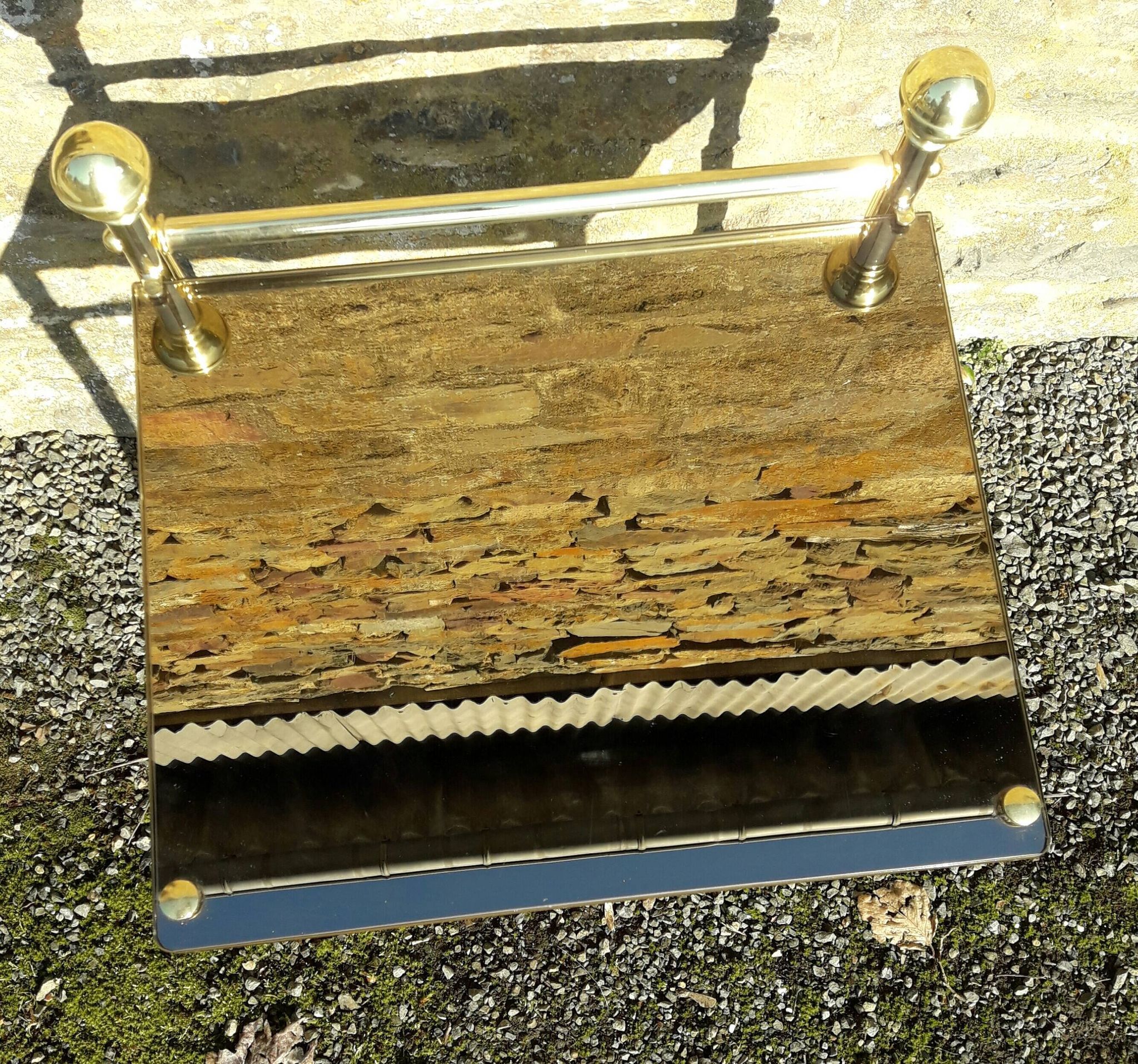 Table de chevet ou bout de canapé en verre miroir et métal doré