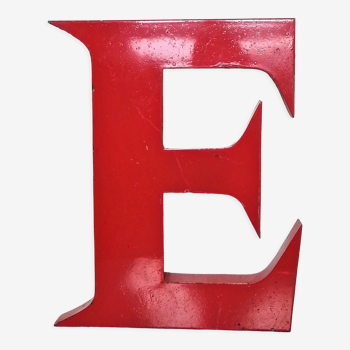Lettre "E" d'enseigne rouge en métal