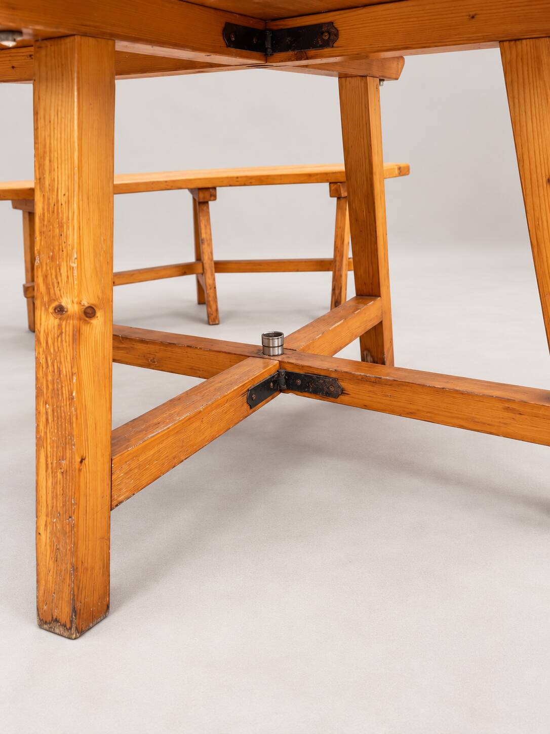 Round table in solid pine and its 4 curved benches – Vintage