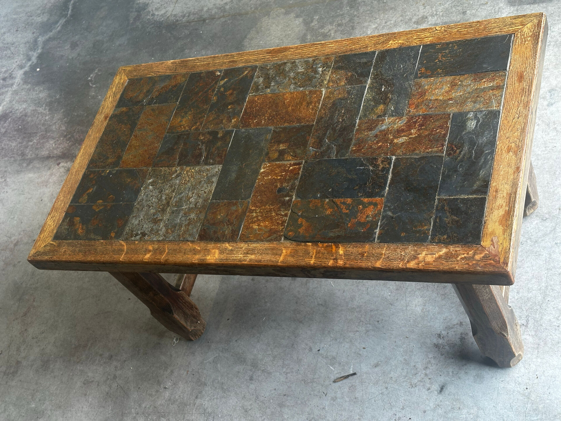 Table basse en chêne et ardoise – années 60-70
